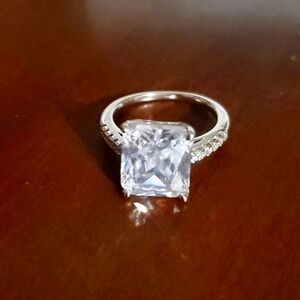 THE EMERAUDE EMERALD CUT RING size 6